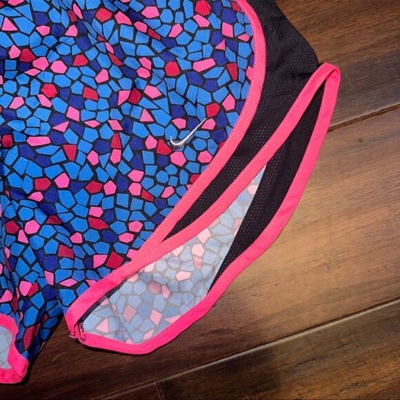 Nike Ladies Shorts - Picture 2 of 4